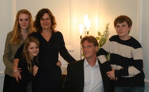Famille d’accueil anglophone en France posant ensemble dans leur maison