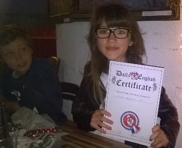 Enfant présentant un certificat à l’issue d’un séjour linguistique anglais en France