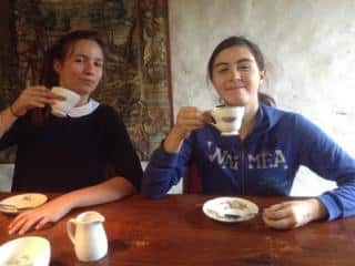 Adolescents partageant un repas en famille d’accueil lors d’un séjour linguistique anglais en France