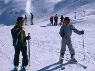Enfants participant à une activité ski lors d’un séjour linguistique en famille d’accueil en France