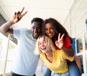 Jeunes participants en immersion linguistique anglaise en France vivant une expérience éducative et culturelle conviviale