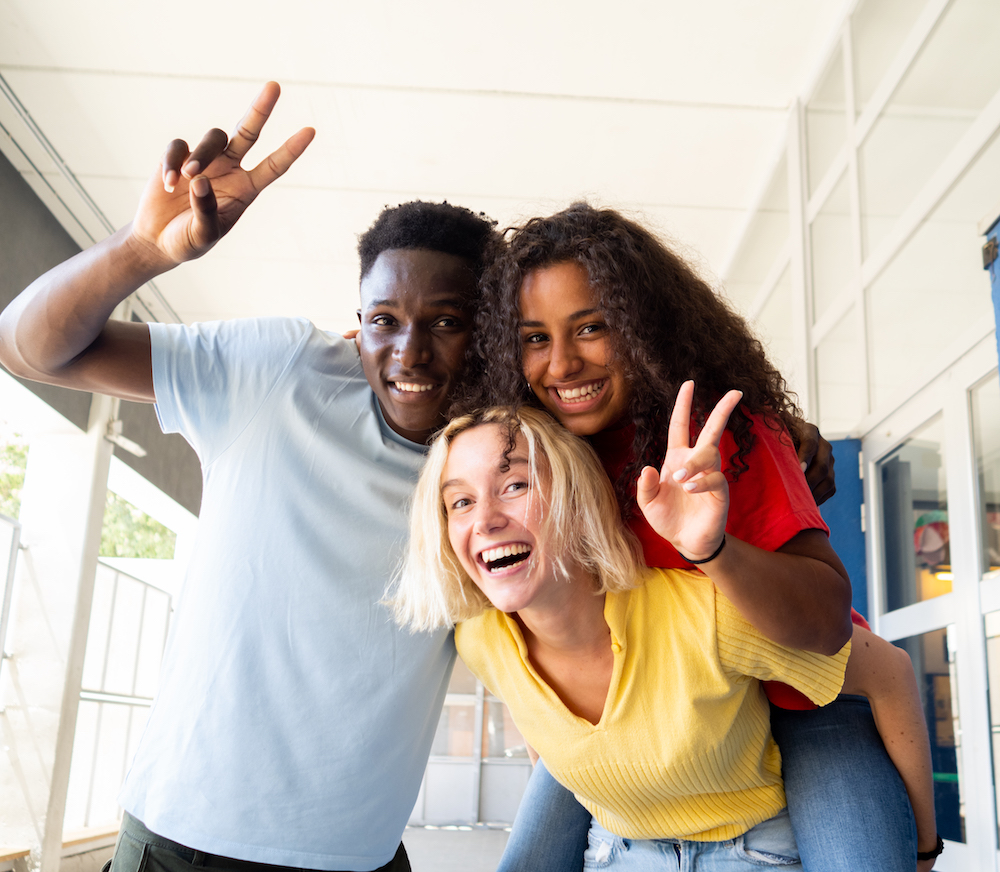 Jeunes participants en immersion linguistique anglaise en France vivant une expérience éducative et culturelle conviviale