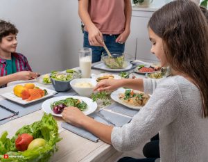 Repas partagé lors d’un séjour en immersion anglaise dans une famille d’accueil en France